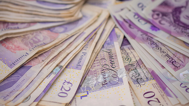 التباطؤ الاقتصادي في المملكة المتحدة يضغط على الجنيه الإسترليني مع تخفيضات أسعار الفائدة في الأسواق