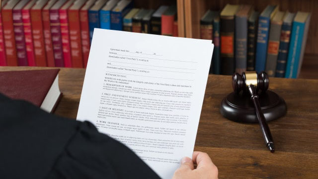 El oro se recupera ligeramente en medio de la volatilidad vinculada a los precios del petróleo y las tensiones geopolíticas.