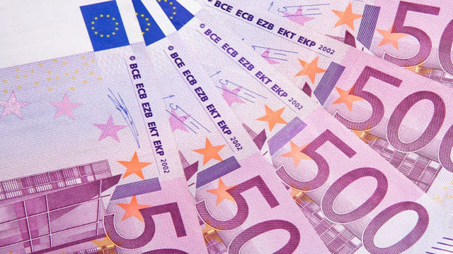 Euro Edges Higher as US Dollar Softens Amid Geopolitical Tensions