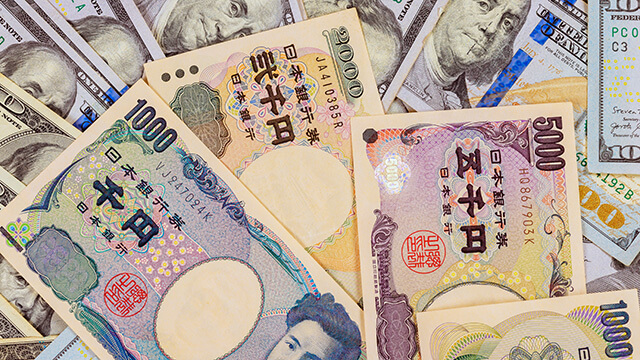 USD/JPY Falls as Dollar Weakens on Easing Tensions and Softer Fed Bets