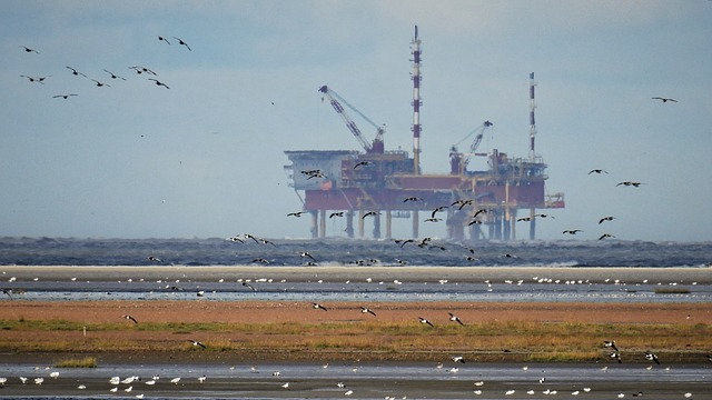 El oro y la plata suben y el petróleo cae por las esperanzas de un acuerdo entre EE. UU. e Irán