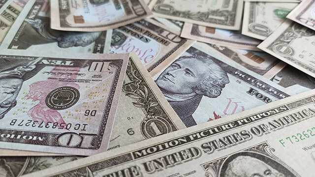 El dólar se ve respaldado por la persistencia de los tipos de interés estadounidenses y una base de crecimiento limitada